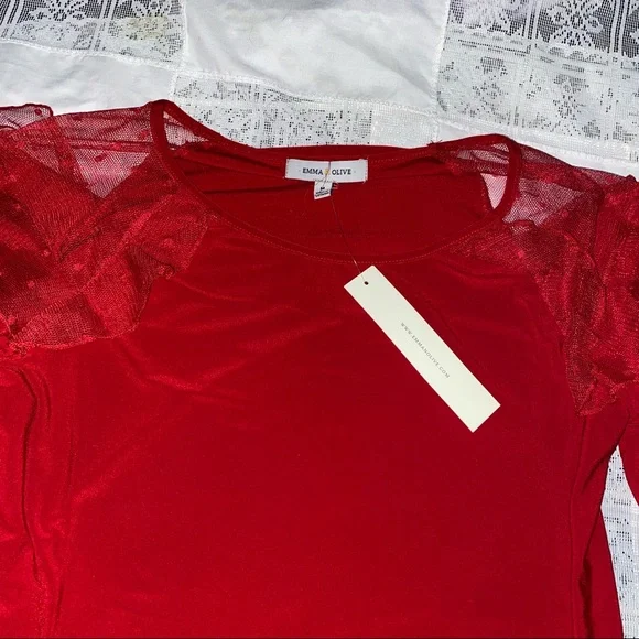 EMMA & OLIVE Red top. Size medium NWT - Picture 4 of 5